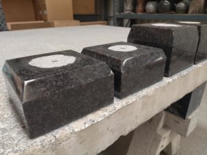 Socle carrés en granit noir d'afrique