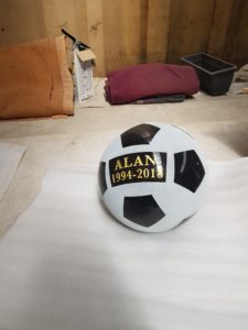 Ballon de football en granit noir fin