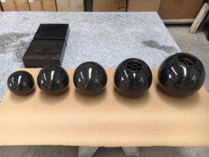 Vases boules tournés, sphères boules et socles carrés en Noir Fin.