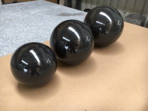 Sphères / boules en granit Noir Fin.