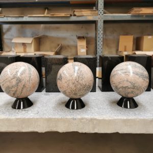 Sphères / boules sur socle en granit Indiana Juparana. socle en granit noir fin