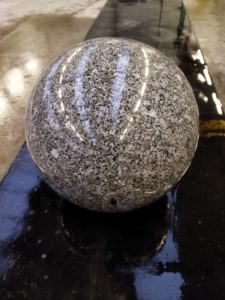Sphère / boule en granit Tarn Moyen.